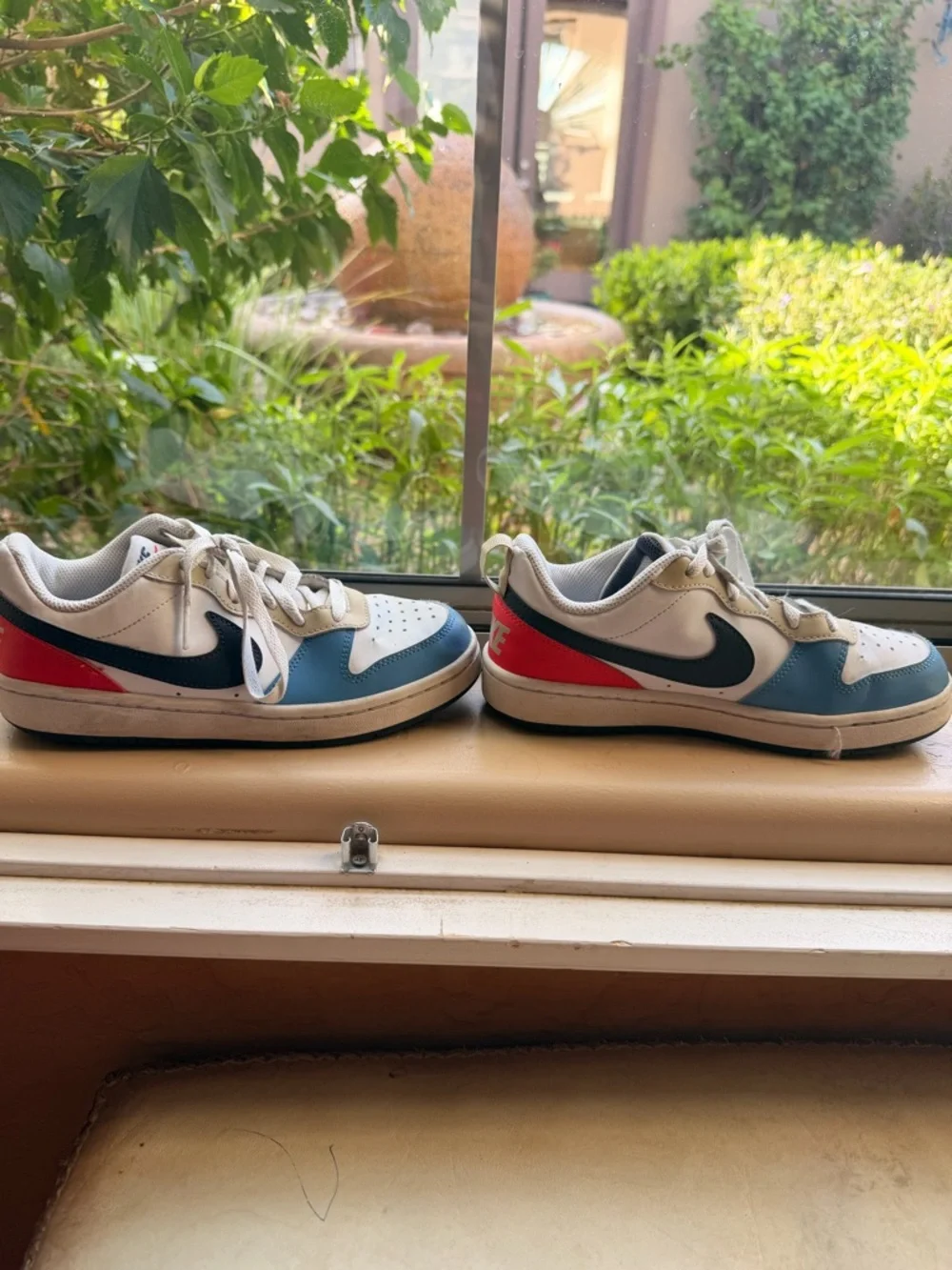 Nike Kids Low-Top Sneakers in White, Blue and Red